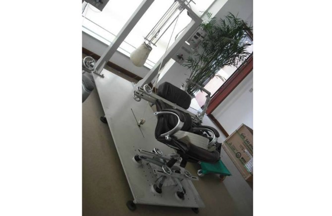 办公桌椅组合耐久测试仪的图片